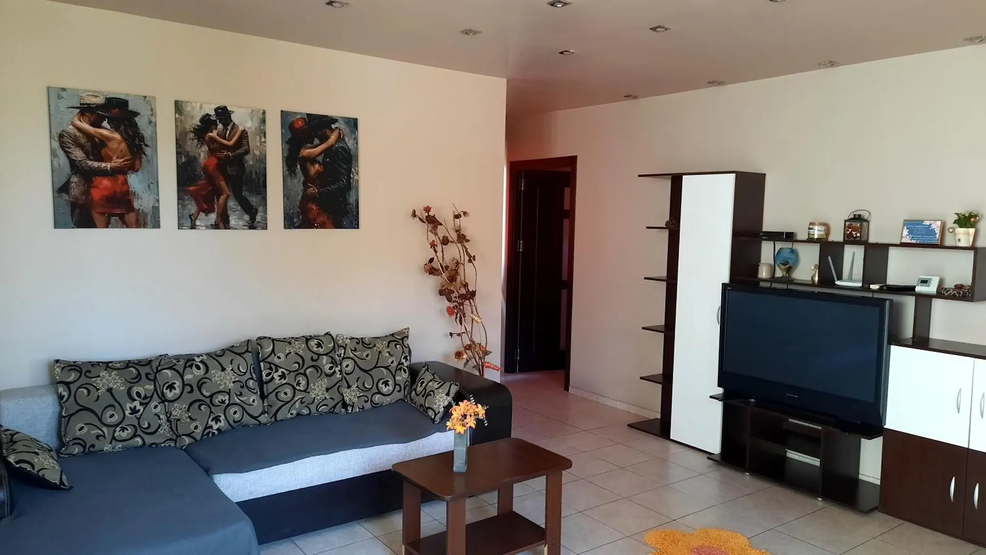 Spacious, Modern Condo In New Villa - Sleeps 6 Bucharest Apartment